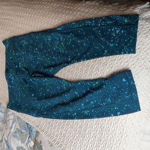 Athleta ultimate stash pocket Capri leggings. Fun green splat design.